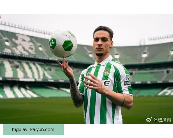 安东尼边路突破表现持续提升，成为球队进攻利器